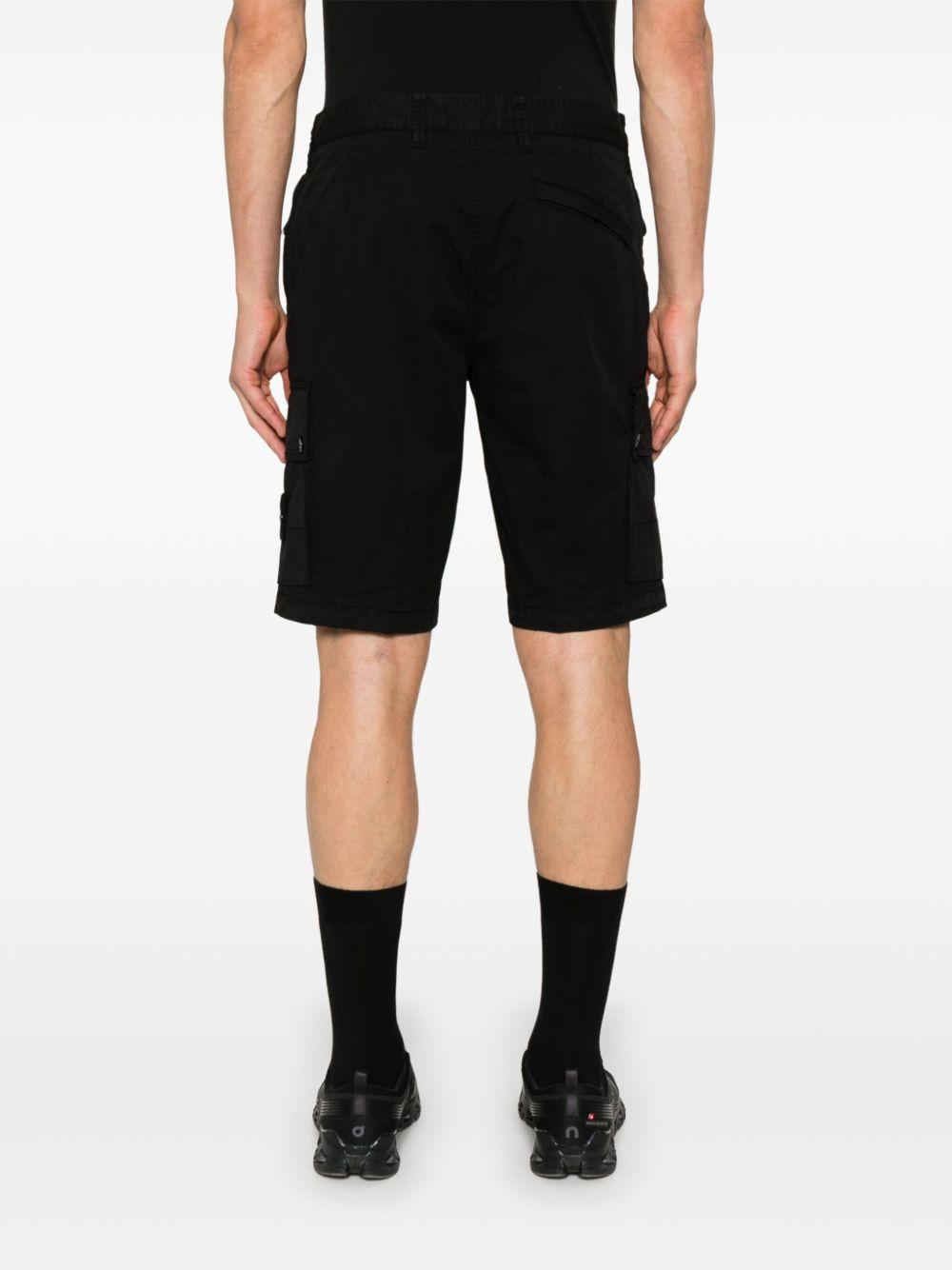 Cargo shorts nero con logo patch 