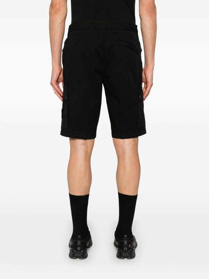 Cargo shorts nero con logo patch 