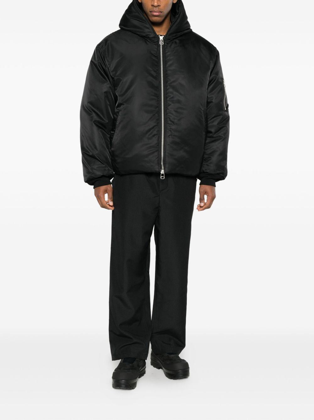 Bomber nero Peacemaker con cappuccio e zip 