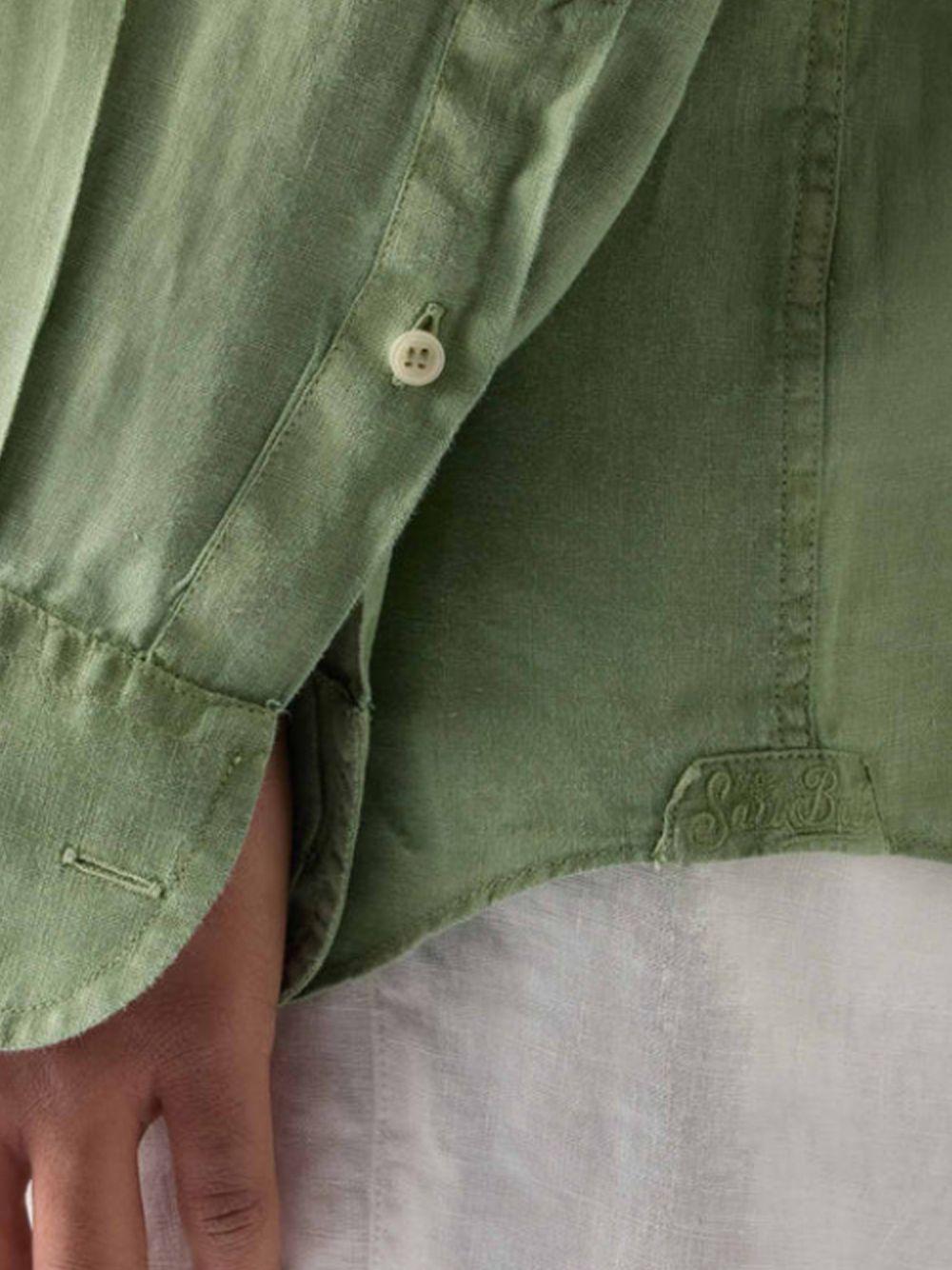 Camicia verde in lino con bottoni 