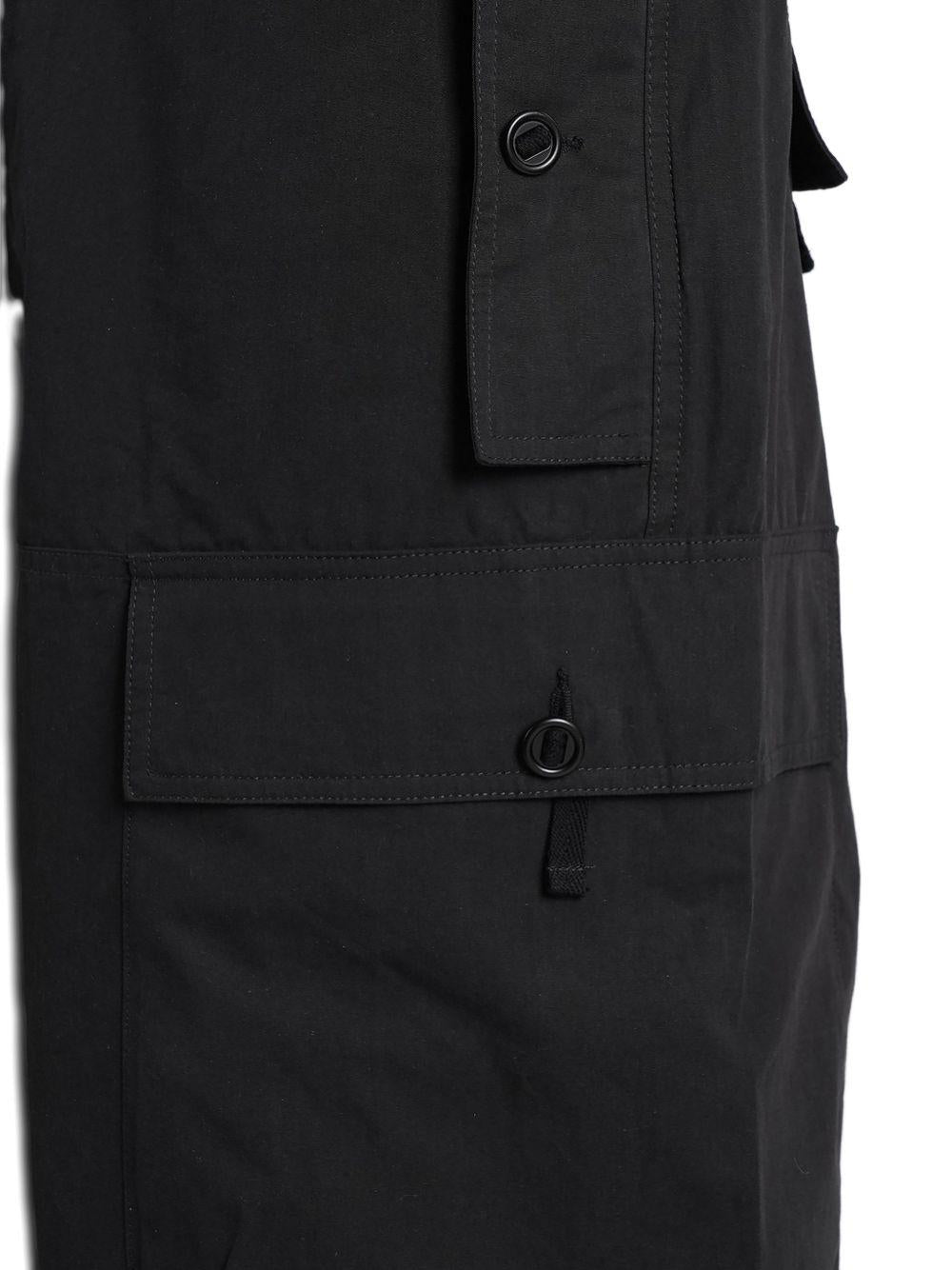 Shorts cargo nero con lacci e tasche laterali 