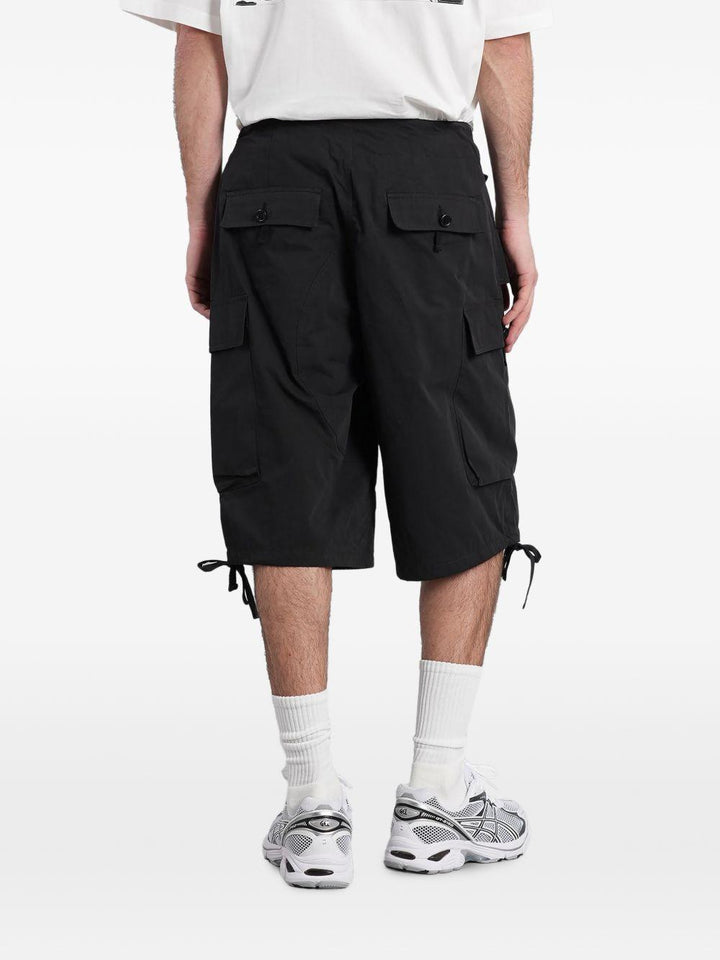 Shorts cargo nero con lacci e tasche laterali 