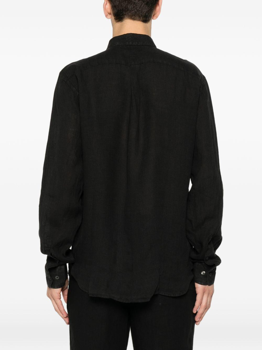 Camicia nera con taschino e cuciture a contrasto 