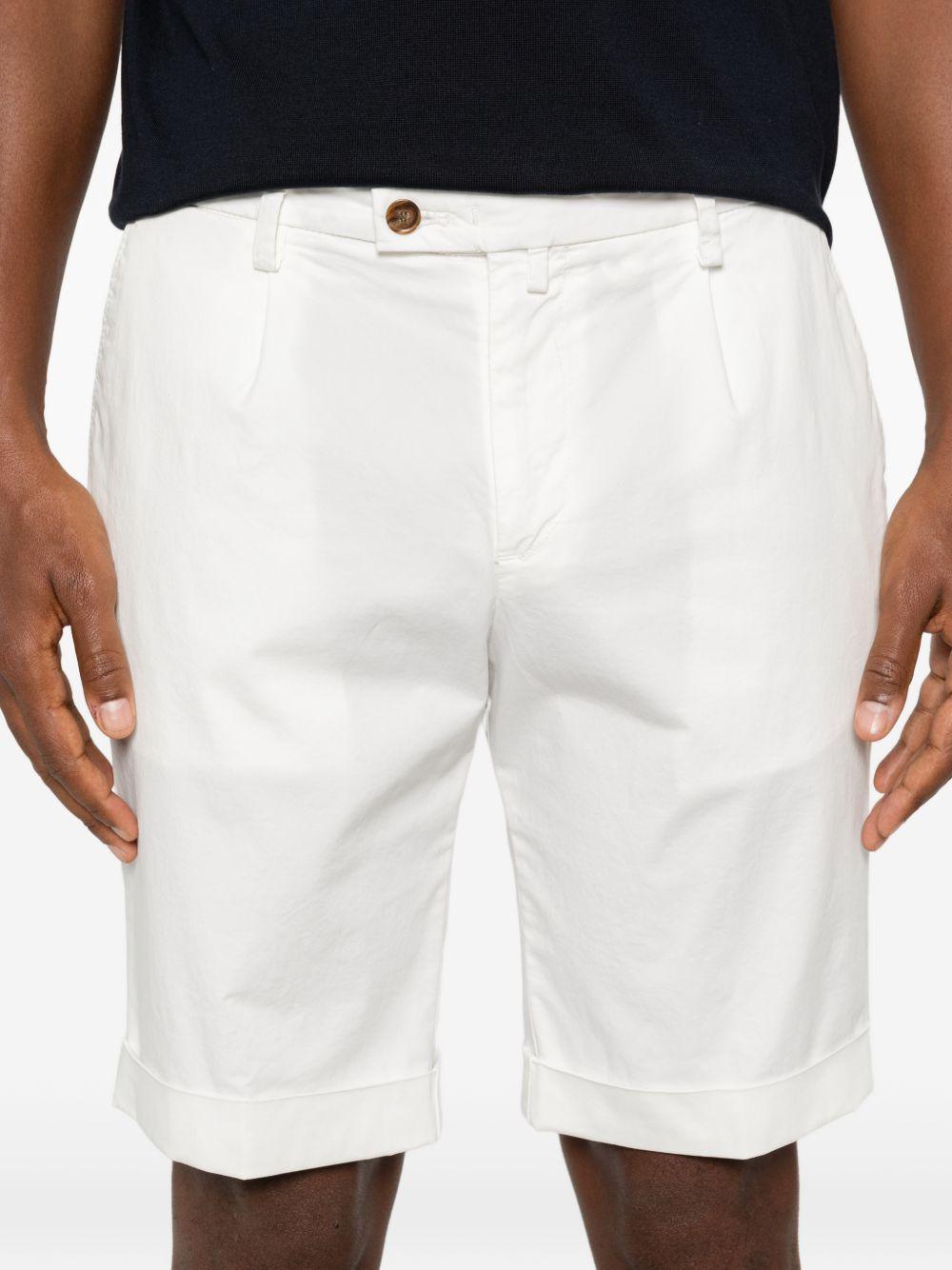 Shorts latte con risvolto 