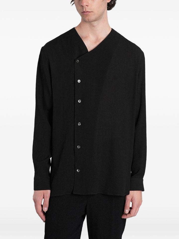 Camicia nera con chiusura asimmetrica 