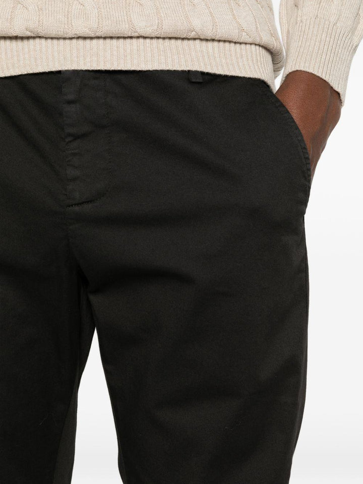 Pantaloni chino neri a gamba affusolata 