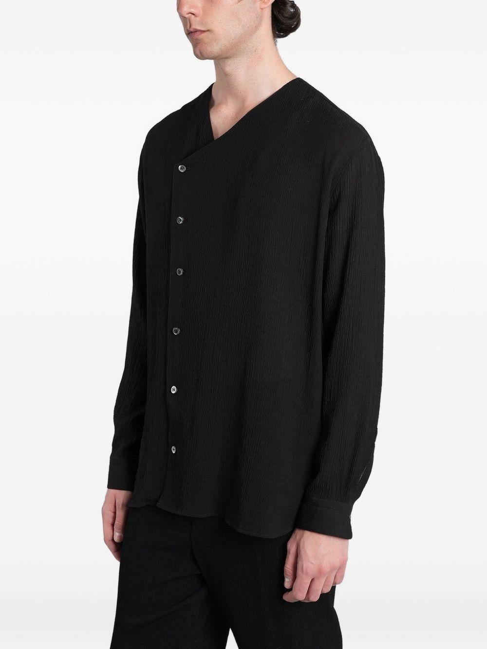 Camicia nera con chiusura asimmetrica 