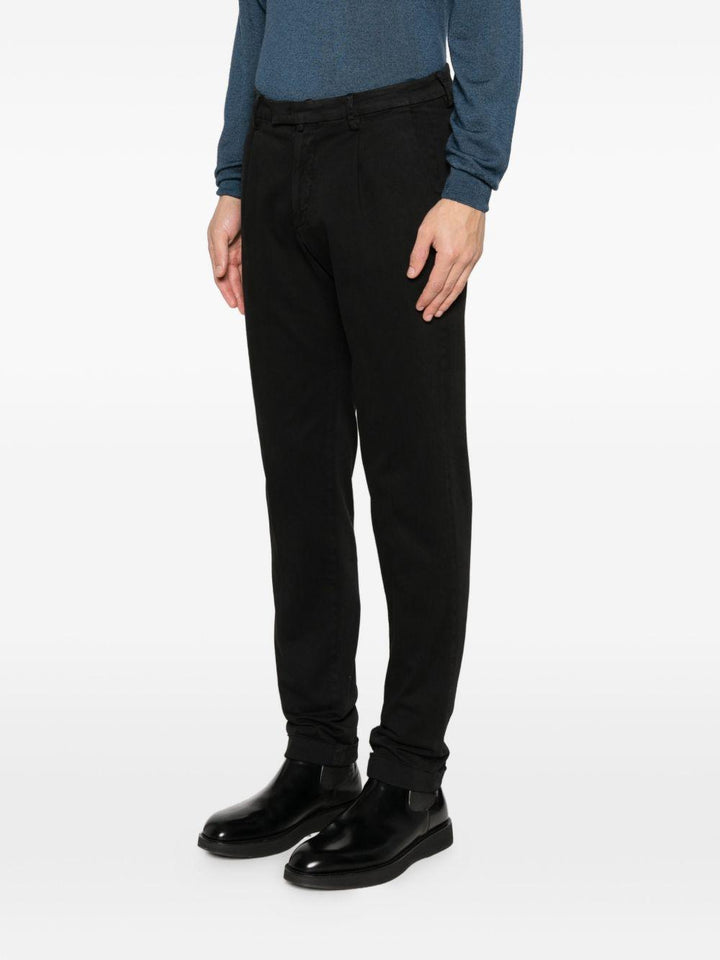 Chino nero con pieghe 