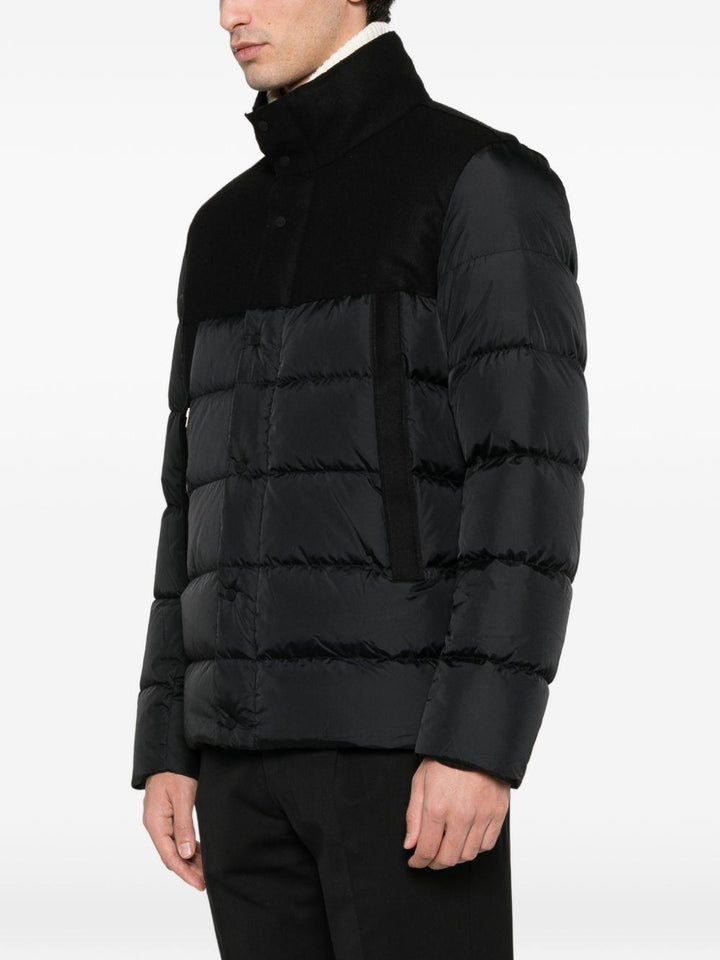 Giacca nera con zip e cappuccio 