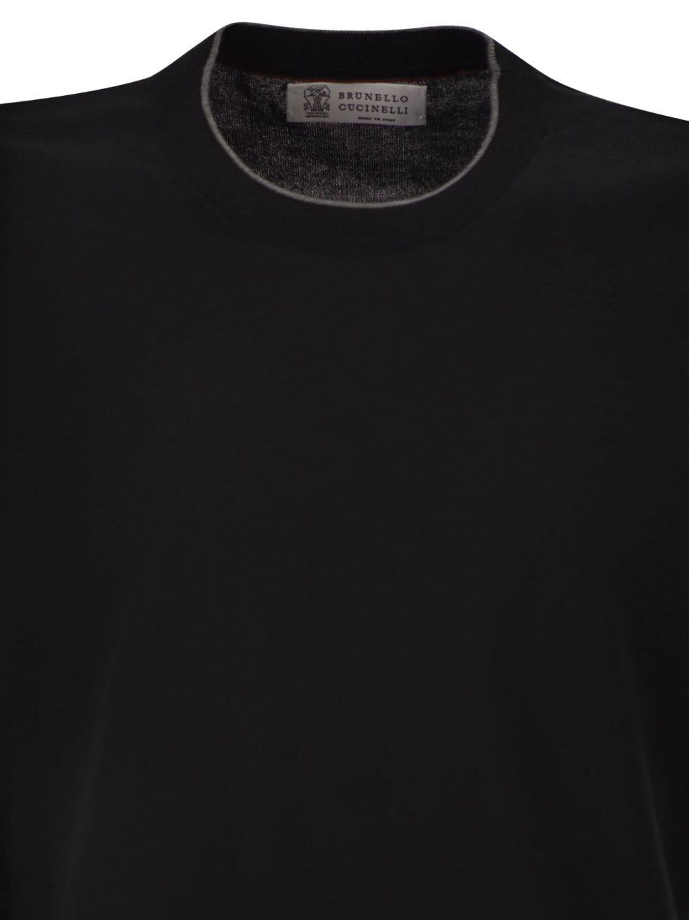 T-shirt nera a costine 
