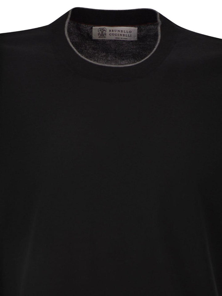 T-shirt nera a costine 