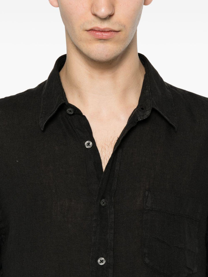 Camicia nera con taschino e cuciture a contrasto 