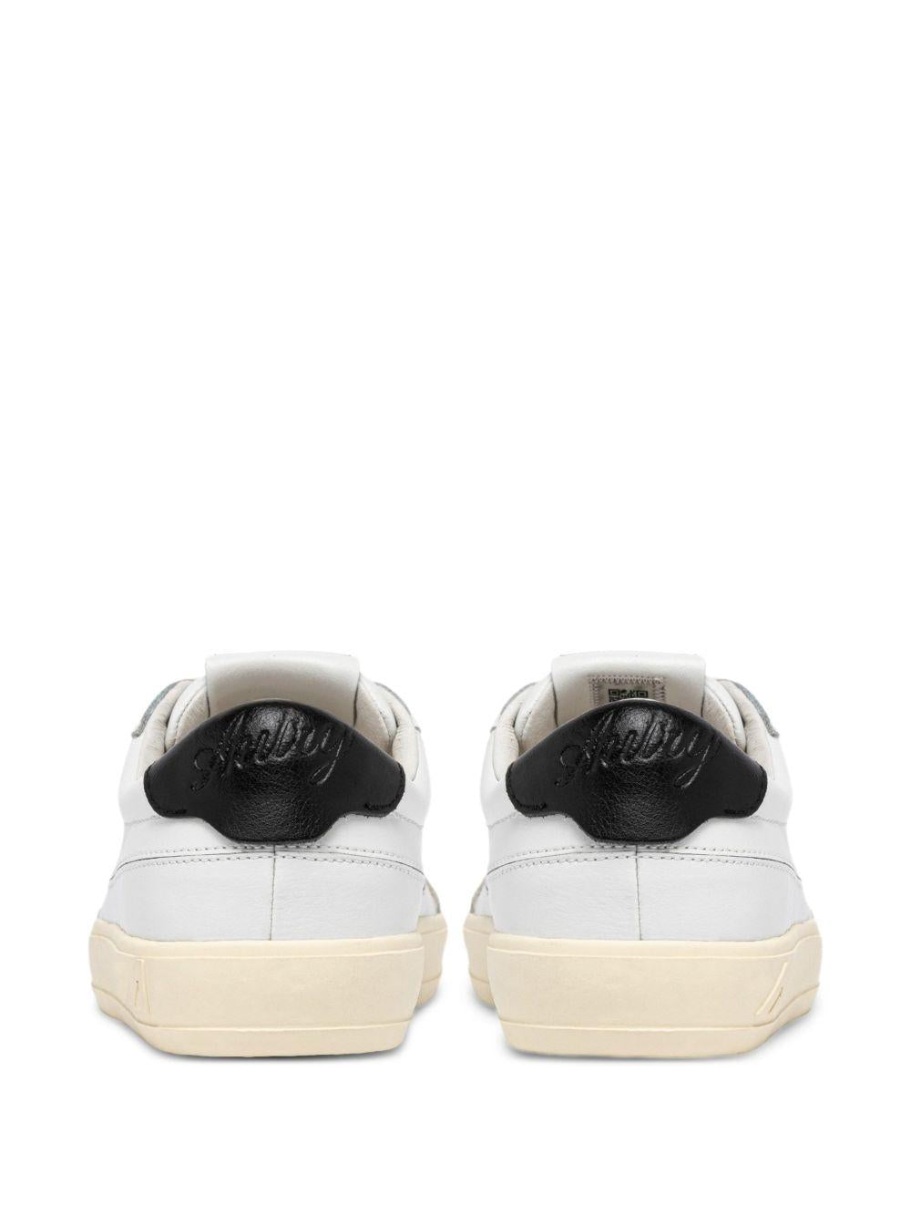Sneakers bianche con pannelli in pelle 