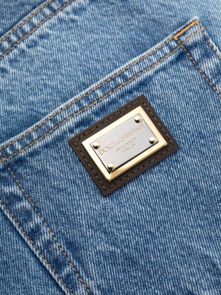 Jeans dritti con applicazione 