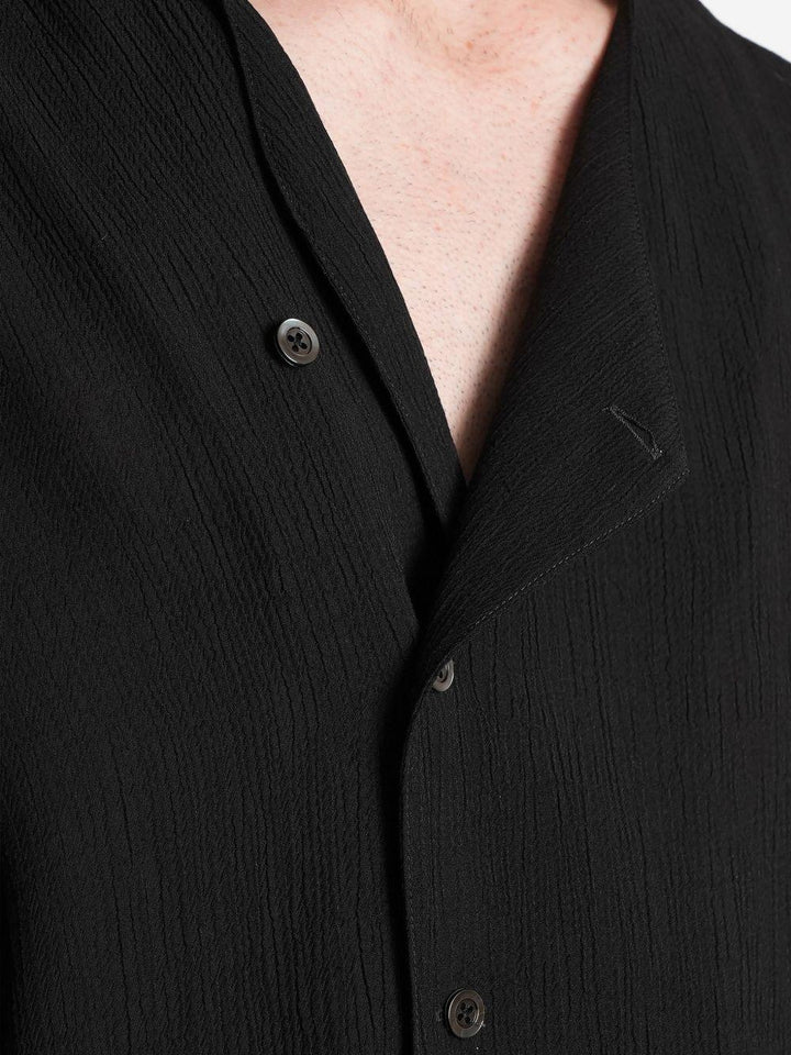 Camicia nera con chiusura asimmetrica 