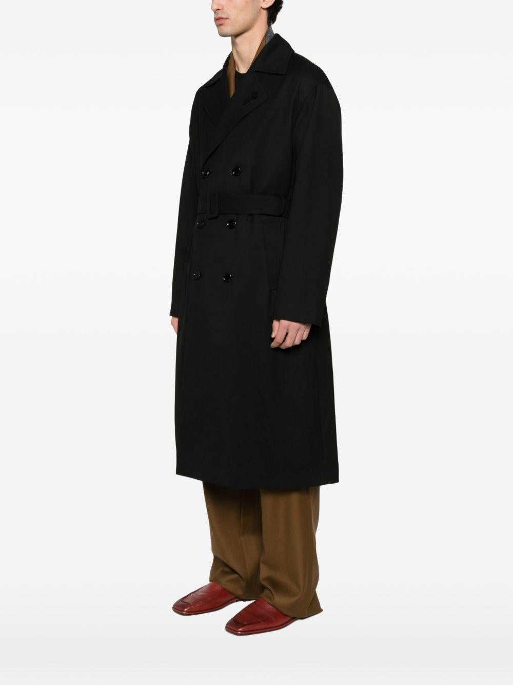 Cappotto doppiopetto nero con cintura 