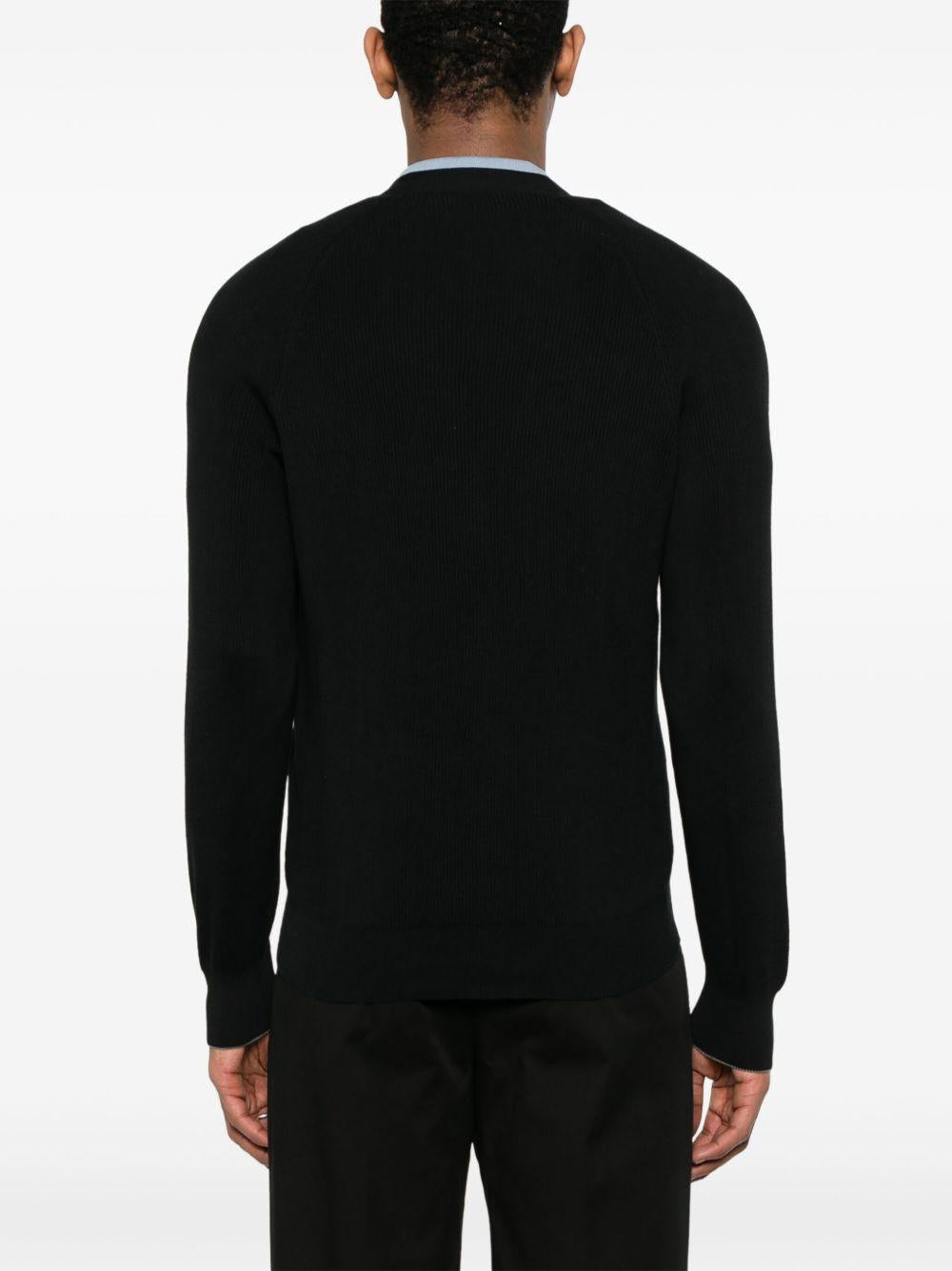 Cardigan nero con scollo a V 