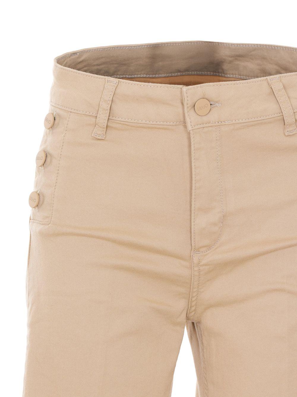 Pantaloni con bottoni 
