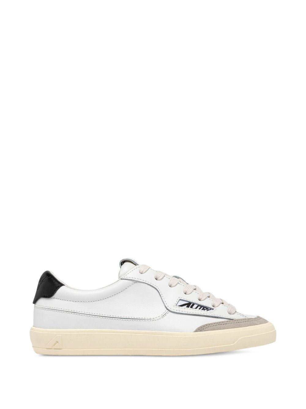 Sneakers bianche con pannelli in pelle 