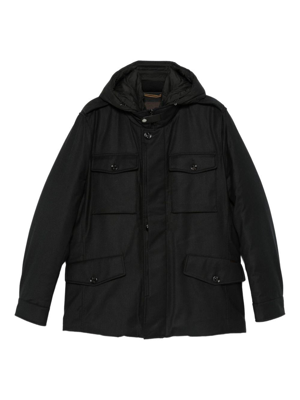 Cappotto nero con cappuccio 