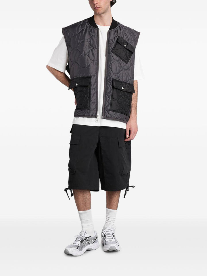 Shorts cargo nero con lacci e tasche laterali 