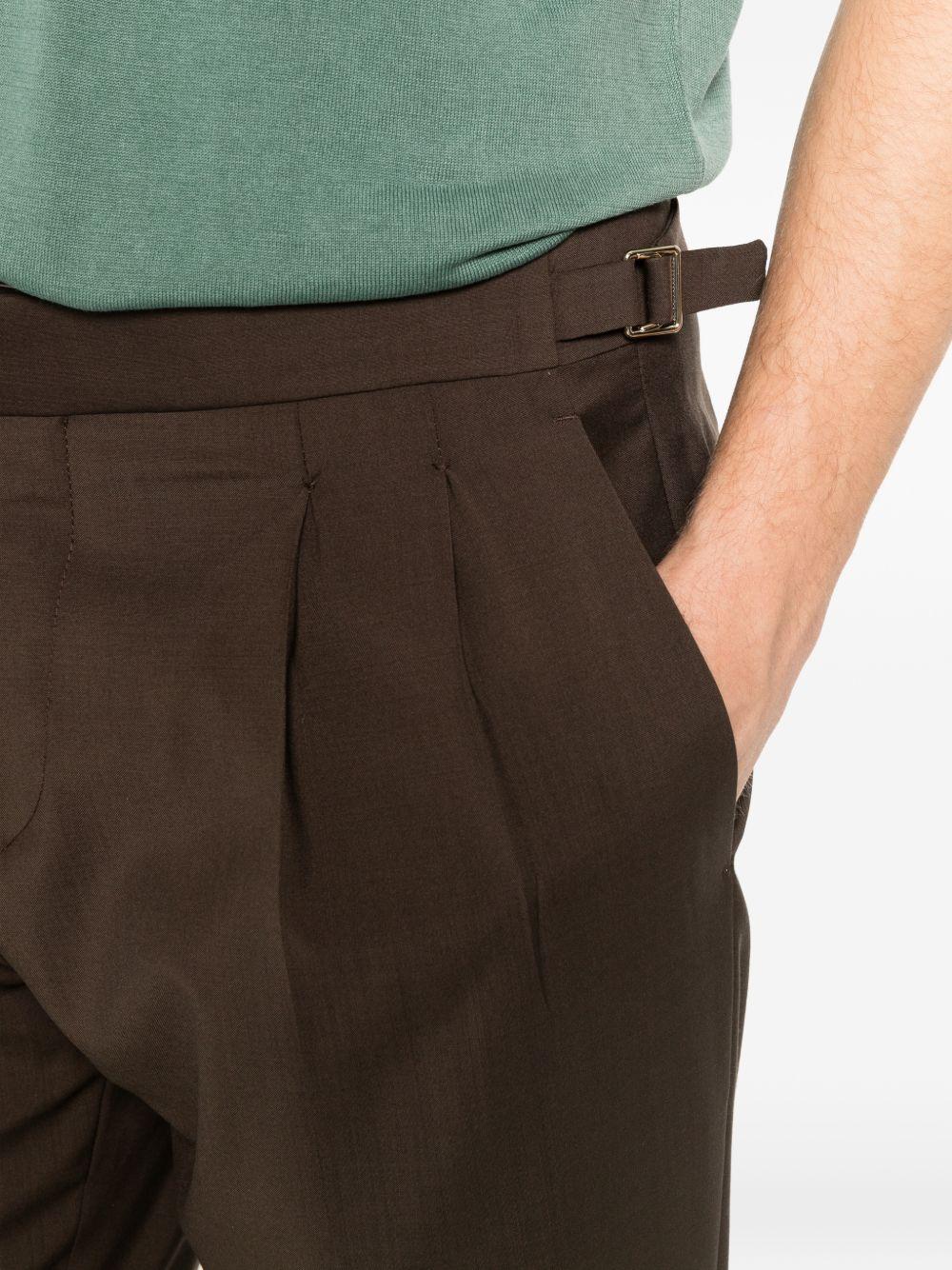 Pantaloni sartoriali marroni con pieghe 