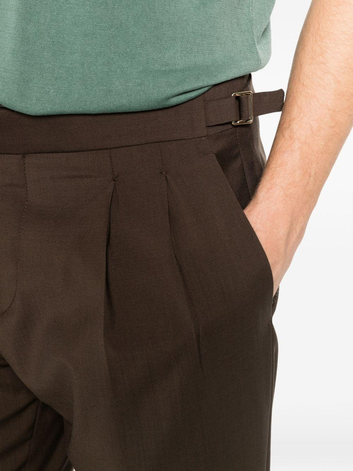 Pantaloni sartoriali marroni con pieghe 
