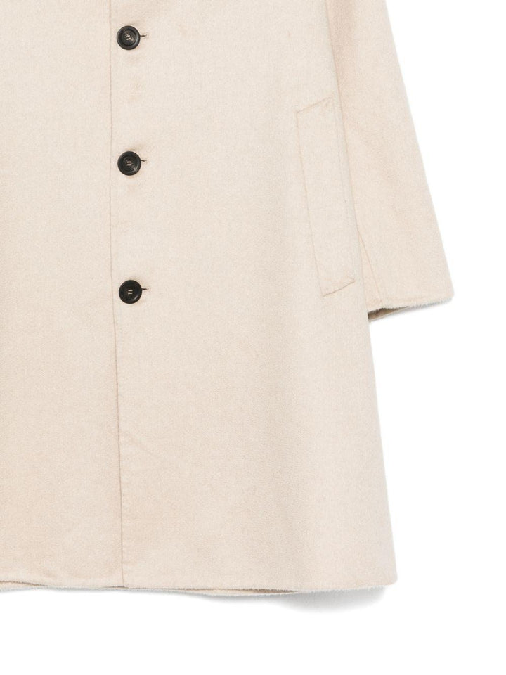 Cappotto beige con bottoni 