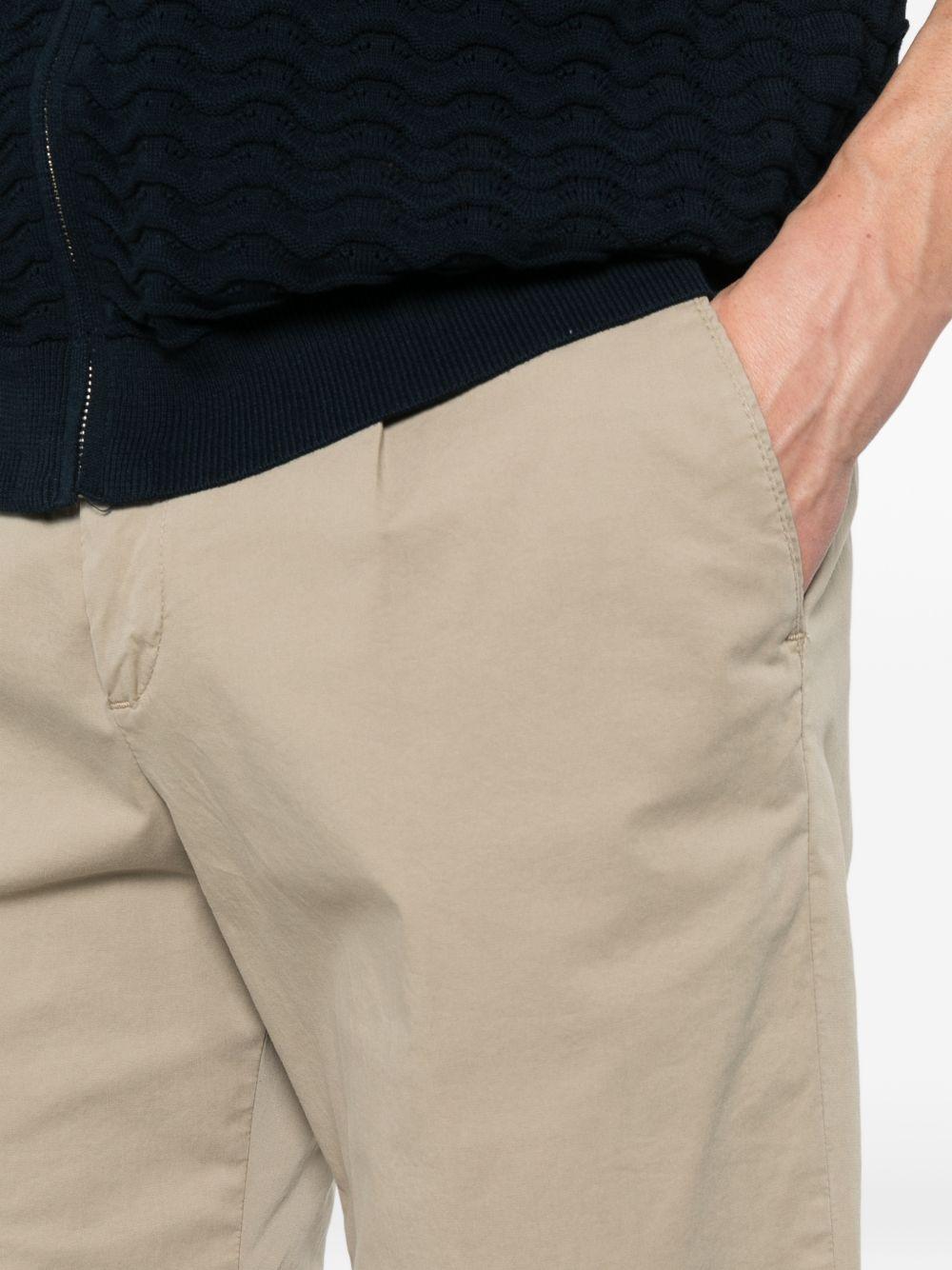 Shorts biscotto con risvolto 
