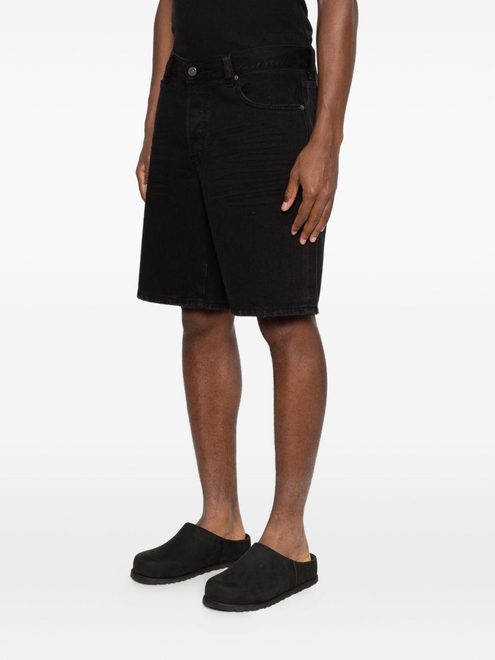 Shorts neri con cinque tasche 