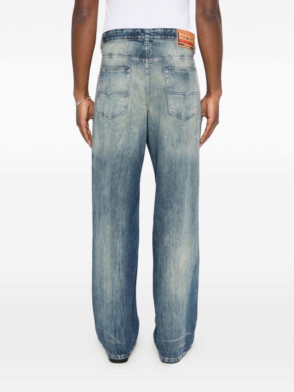 Jeans blu con effetto distressed 