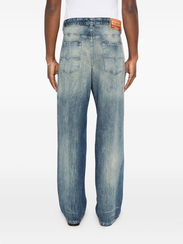 Jeans blu con effetto distressed 
