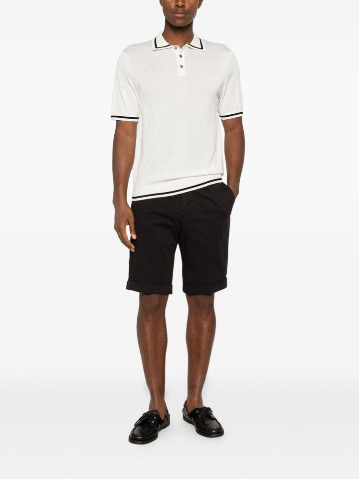Shorts neri con risvolto 