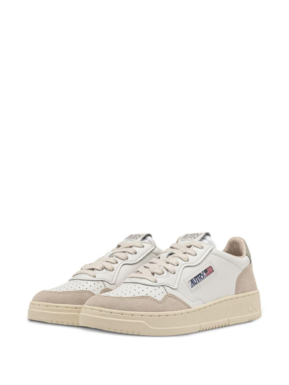 Sneakers bianche con applicazione logo 
