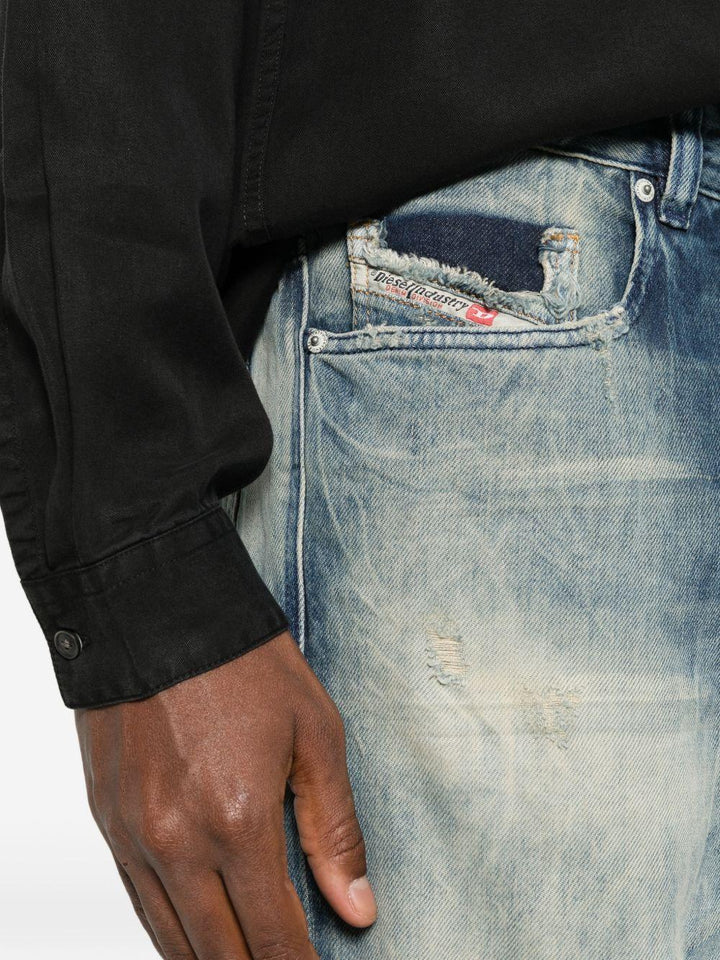 Jeans blu con effetto distressed 