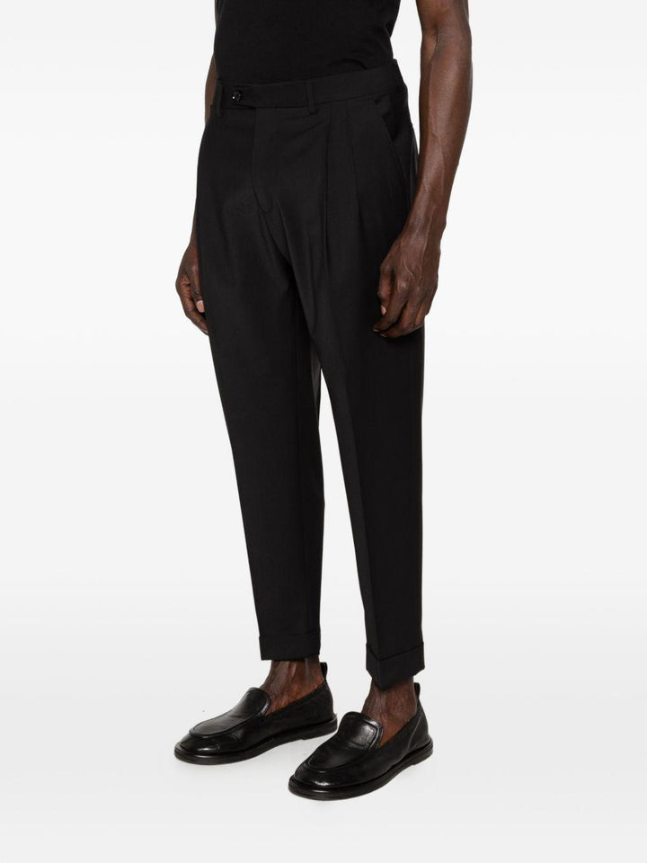 Pantaloni neri con risvolto 