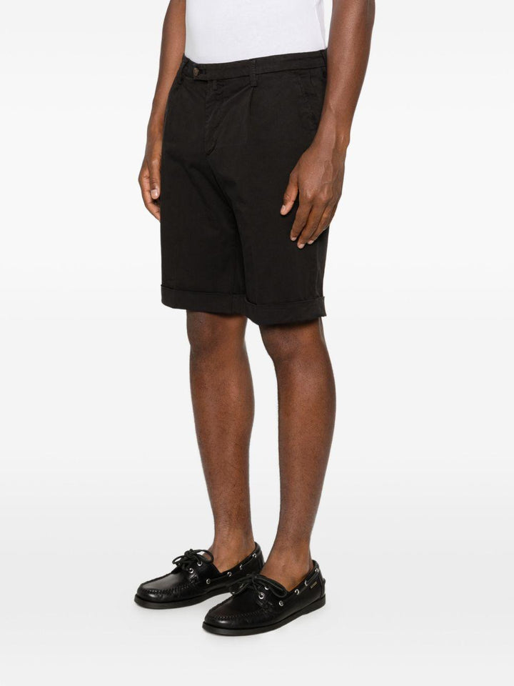 Shorts neri con risvolto 