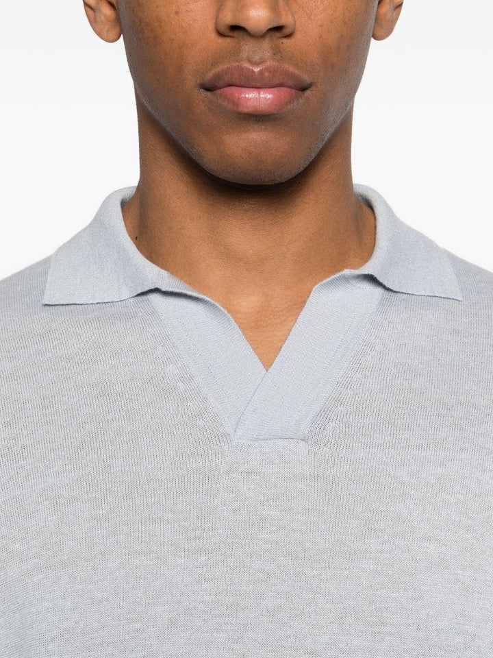 Polo azzurro polvere con scollo a V