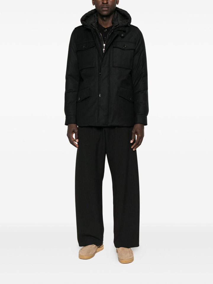 Cappotto nero con cappuccio 