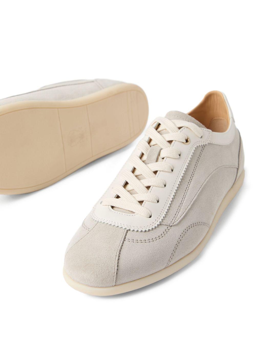 Sneakers grigio chiaro in pelle scamosciata con chiusura a lacci 