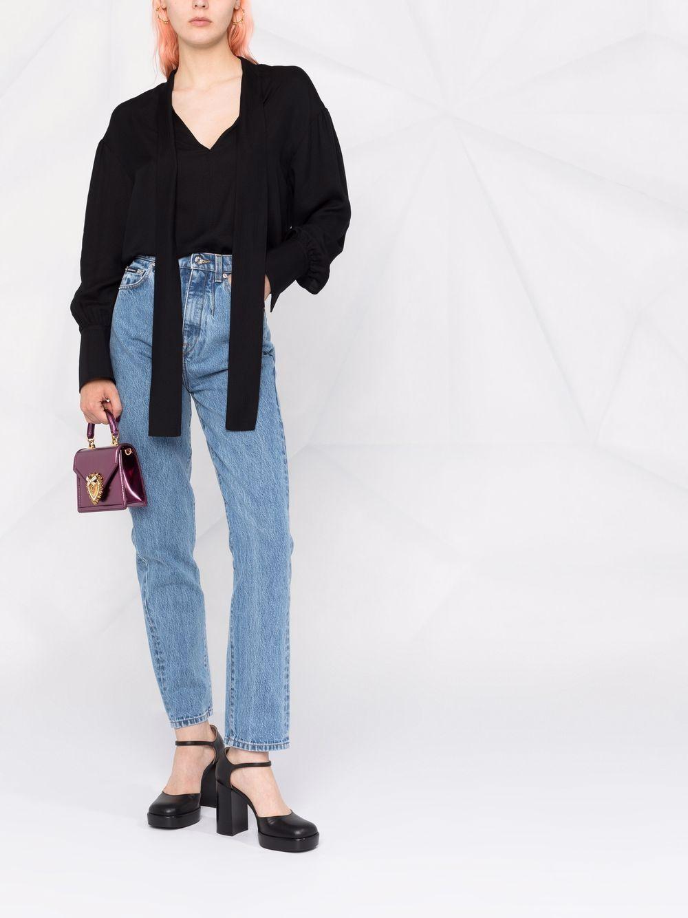 Jeans dritti con applicazione 