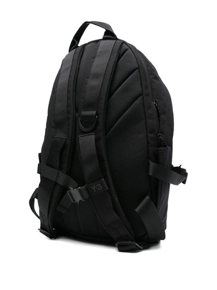 Zaino nero con placca logo 