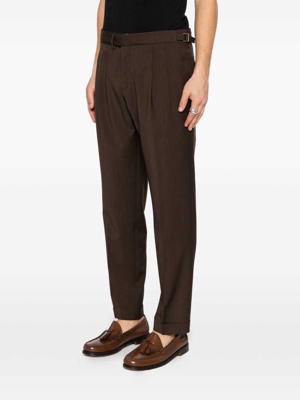 Pantaloni sartoriali marroni con pieghe 