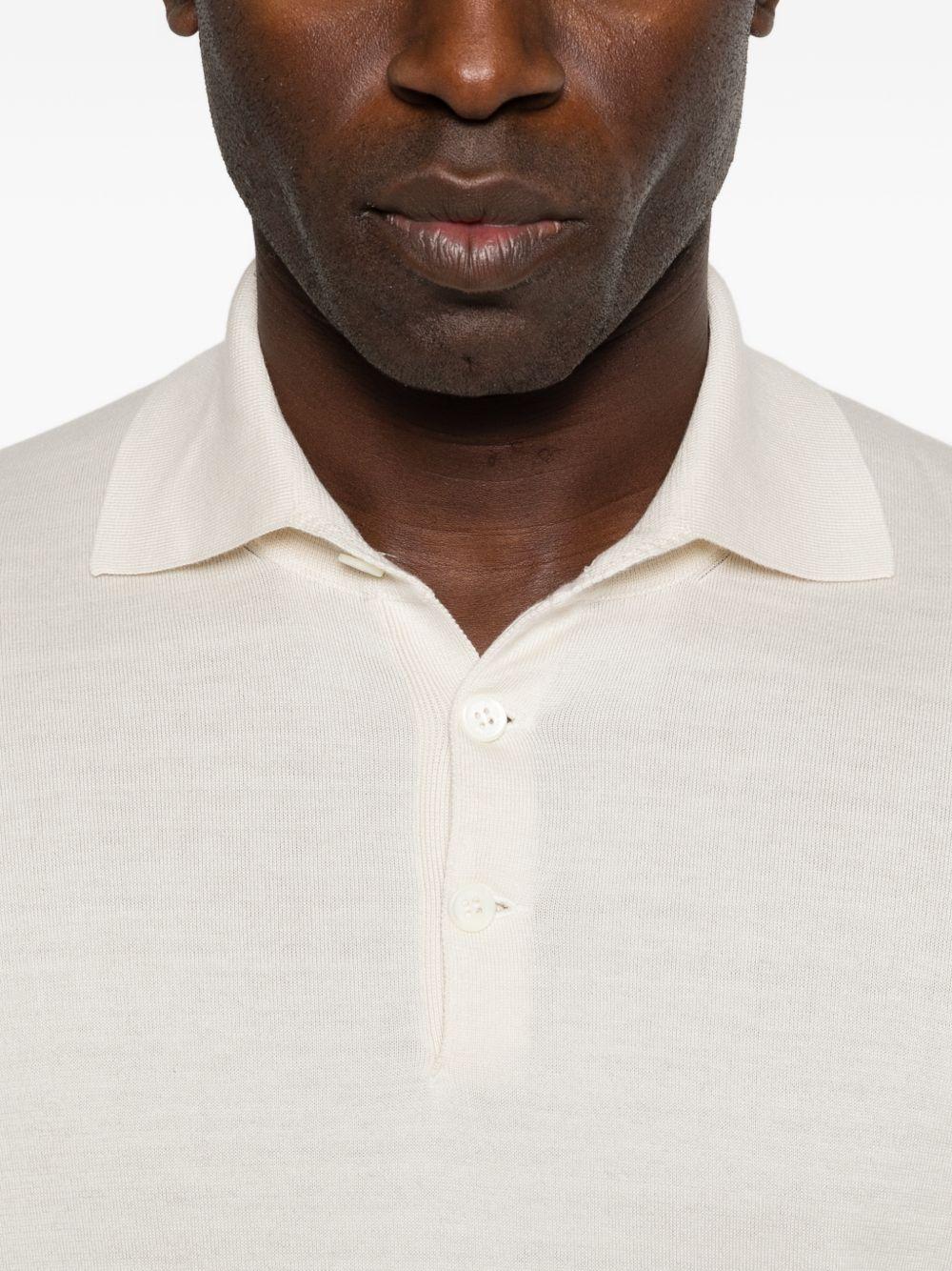 Polo beige chiaro con bottoni 