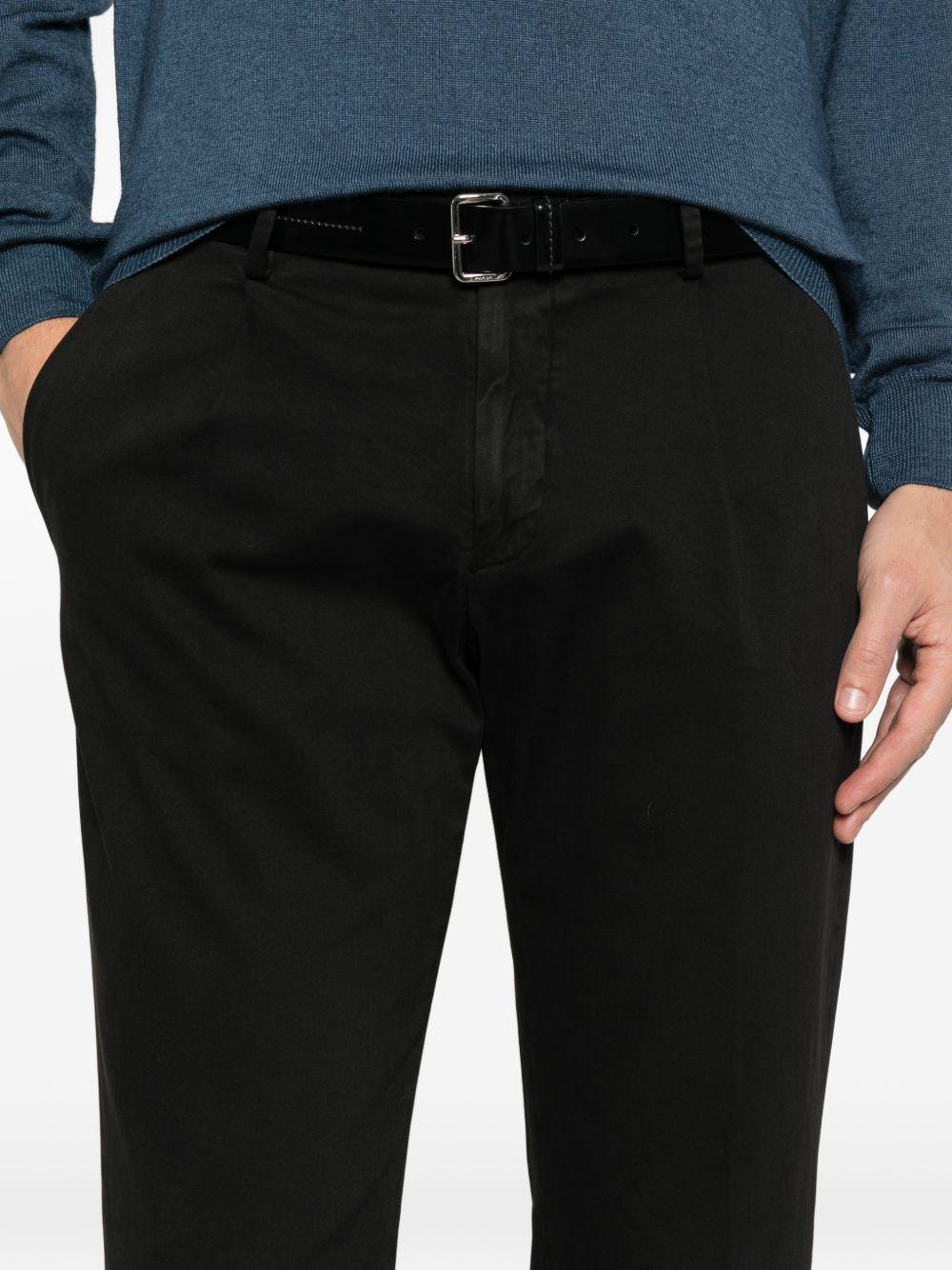 Chino nero con pieghe 
