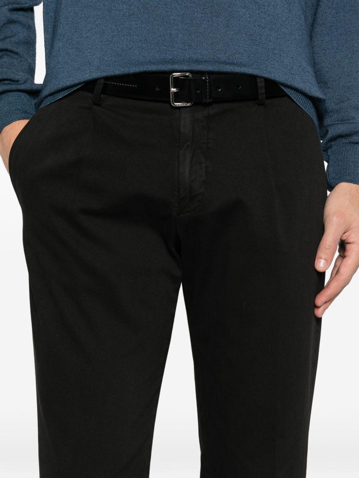 Chino nero con pieghe 
