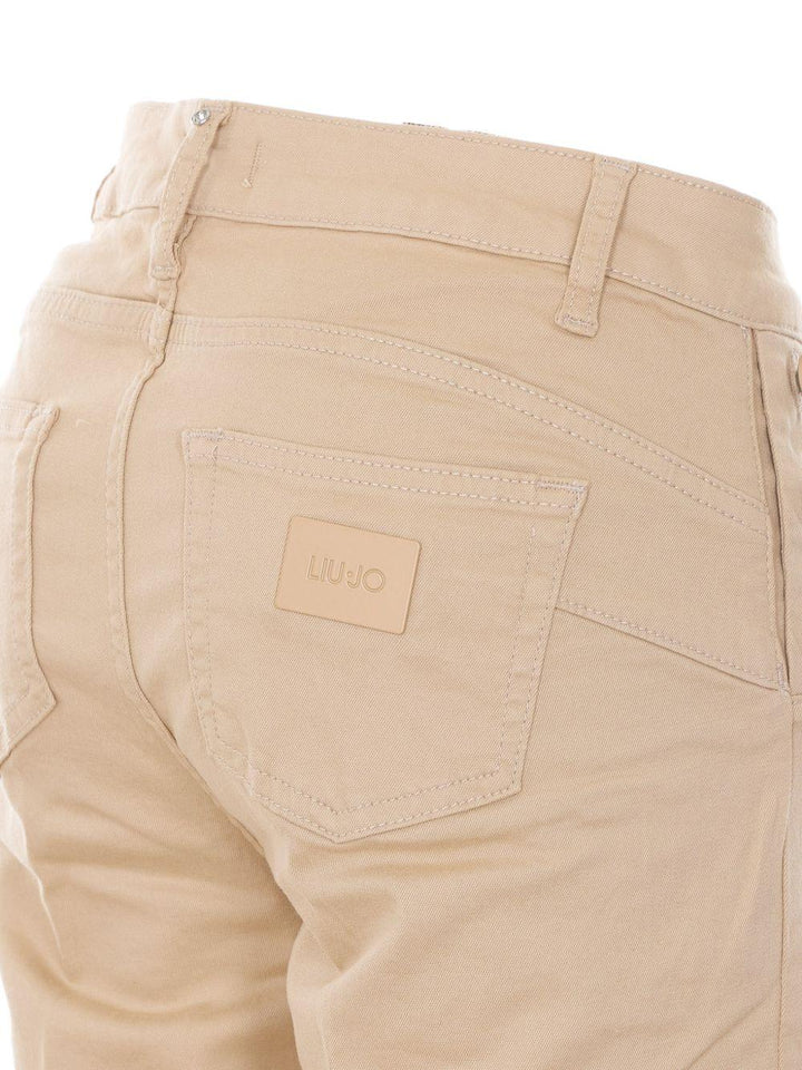 Pantaloni con bottoni 