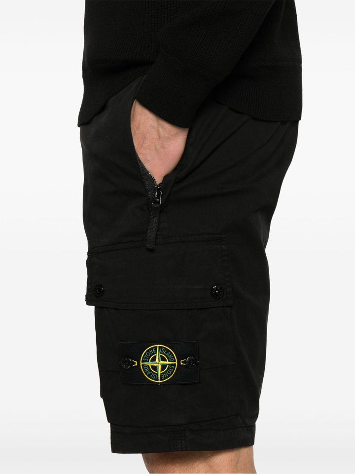 Cargo shorts nero con logo patch 