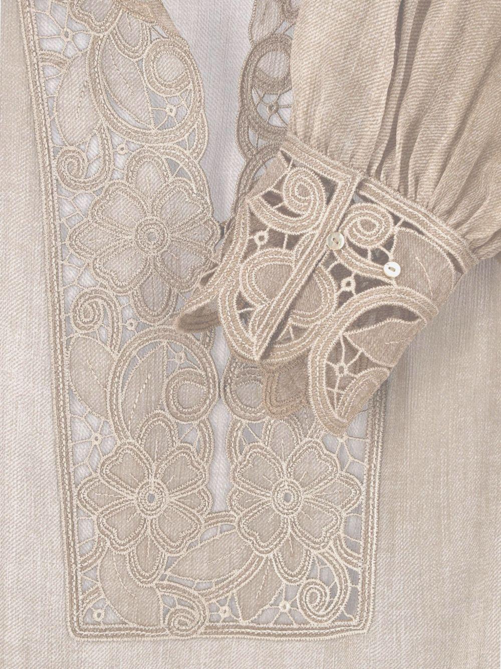 Blusa con ricami 