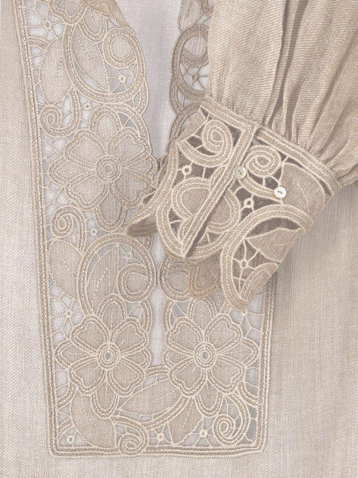Blusa con ricami 